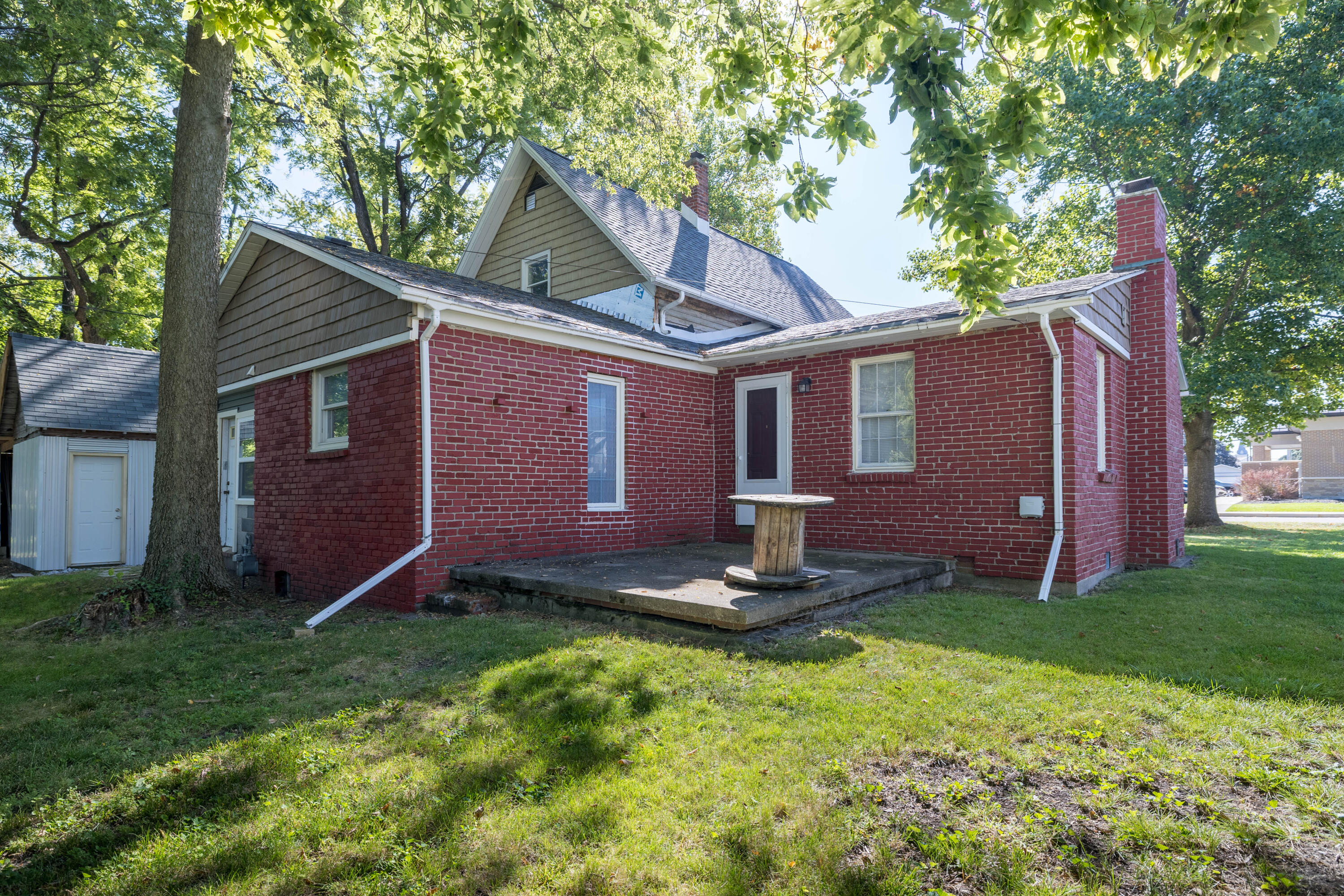 408 East Graham Street Kentland, IN 47951 - Photo 7 of 30 a front view of a house with garden