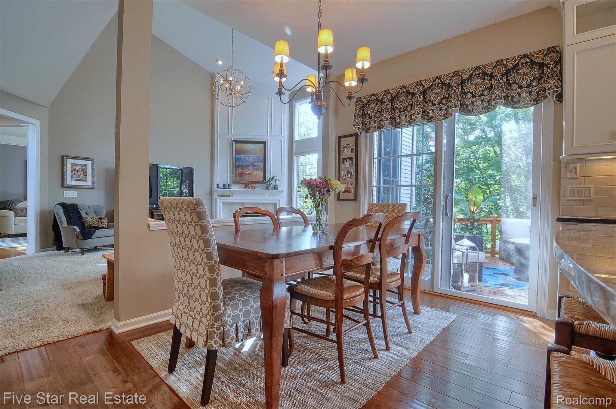 720 Loggers Circle Rochester, MI 48307 - Photo 19 of 63 19-Breakfast Nook.jpg
