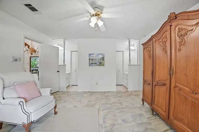 a view of livingroom with furniture and ceiling fan