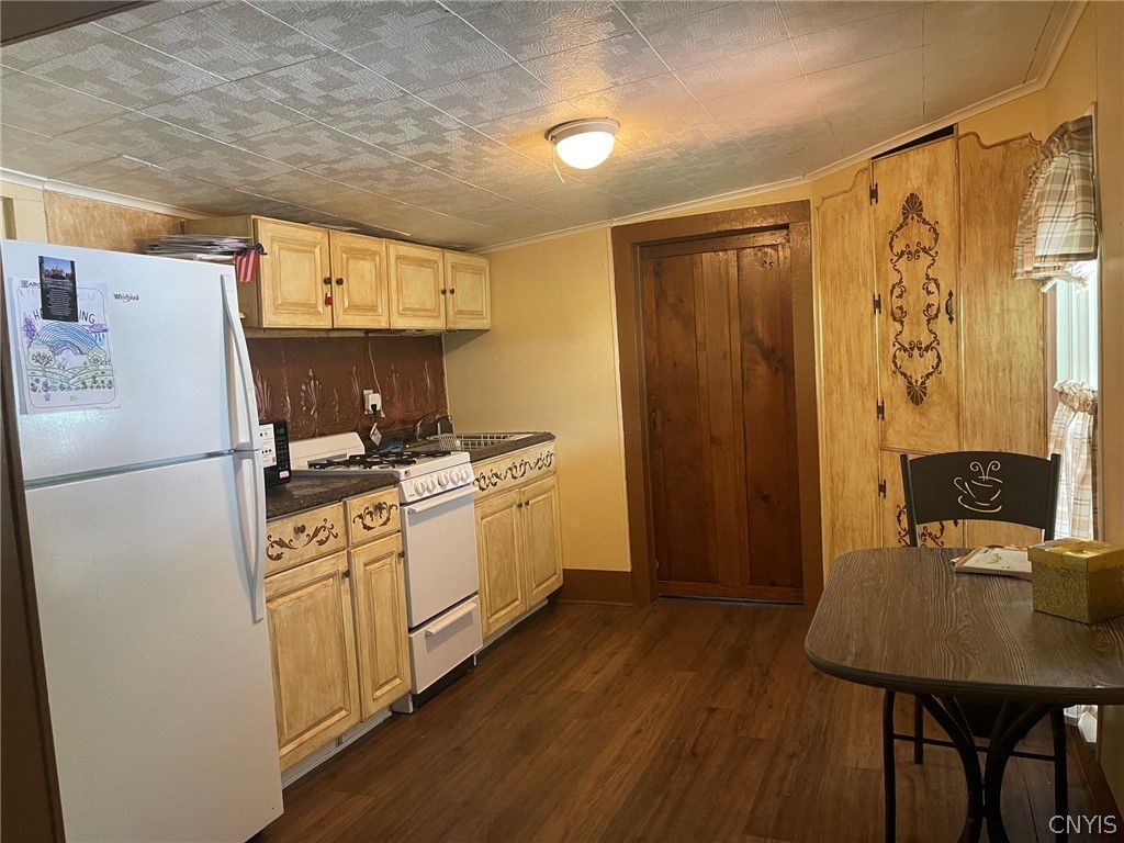 401 Stone Street Oneida, NY 13421 - Photo 23 of 31 2nd floor unit - kitchen