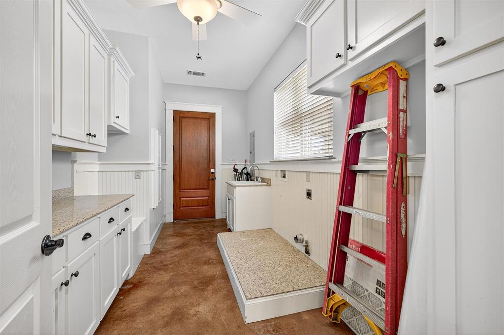 2166 Old Southmayd Road Sherman, TX 75092 - Photo 17 of 40 a hallway with cabinets