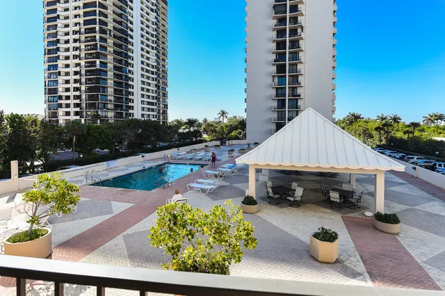 a view of a sign of a park next to a road