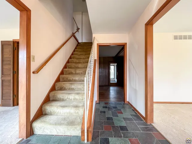 $279,000 | 3217 Southwest 33rd Court, Topeka, KS 66614