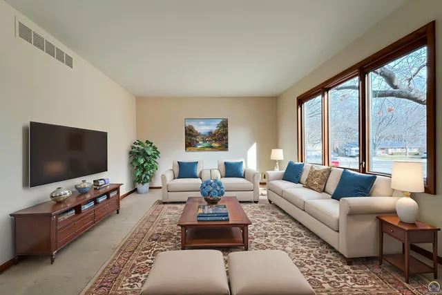 $279,000 | 3217 Southwest 33rd Court, Topeka, KS 66614