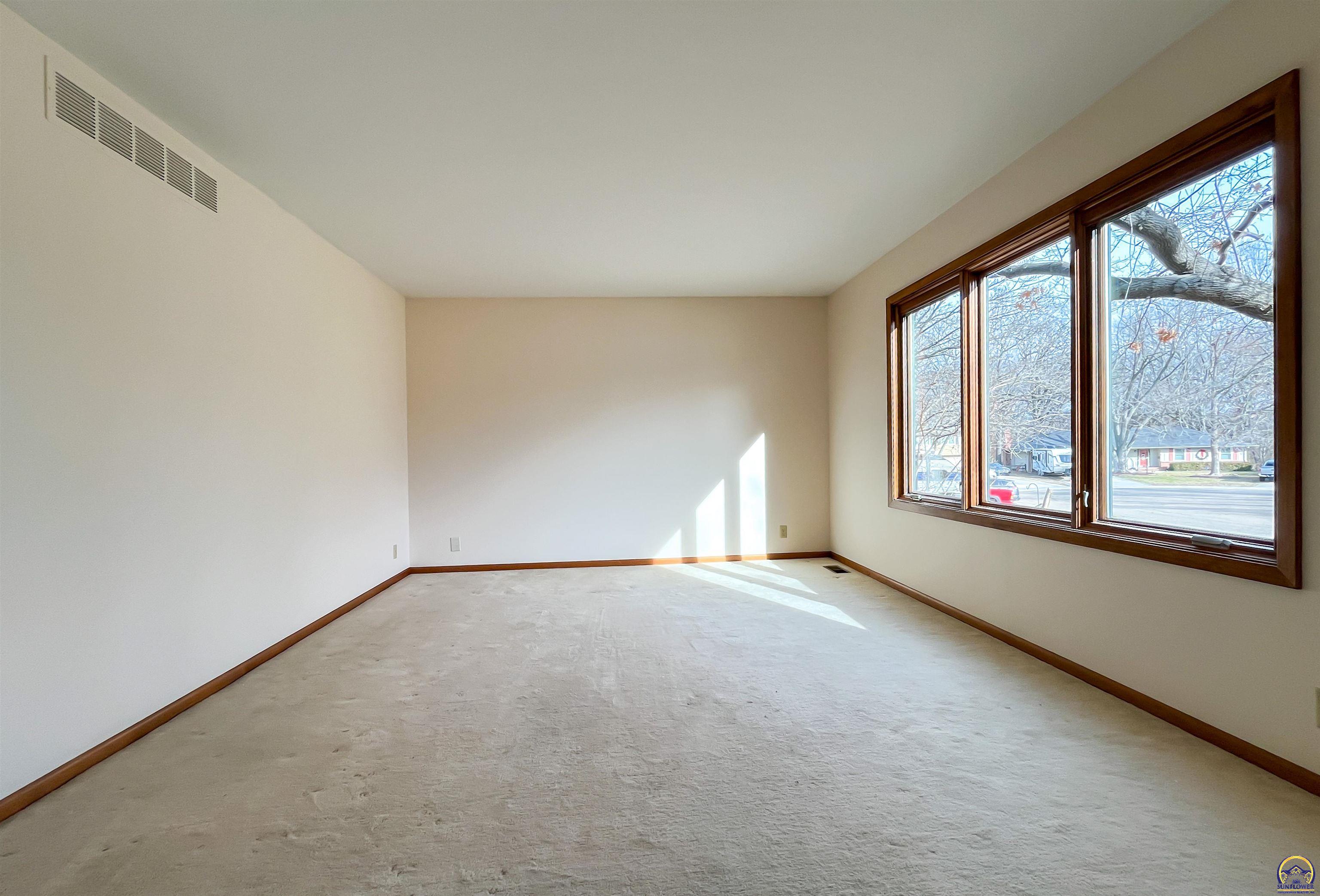 3217 Southwest 33rd Court Topeka, KS 66614 - Photo 6 of 62