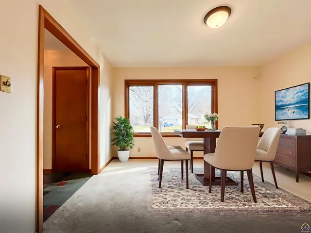 $279,000 | 3217 Southwest 33rd Court, Topeka, KS 66614