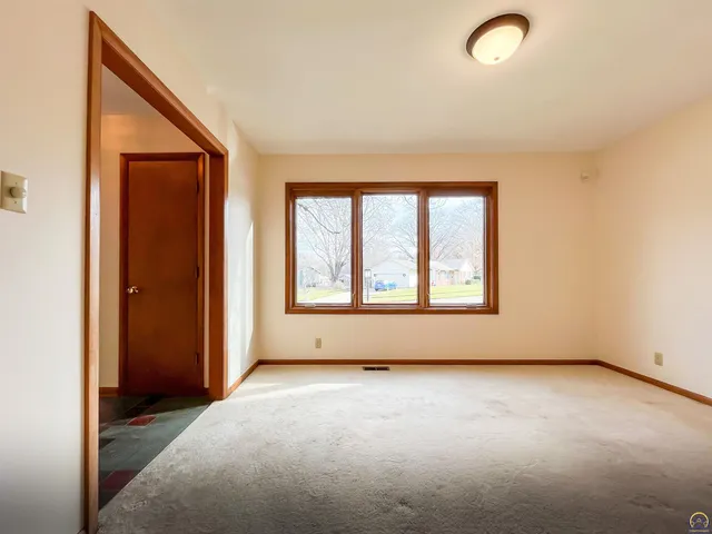 $279,000 | 3217 Southwest 33rd Court, Topeka, KS 66614