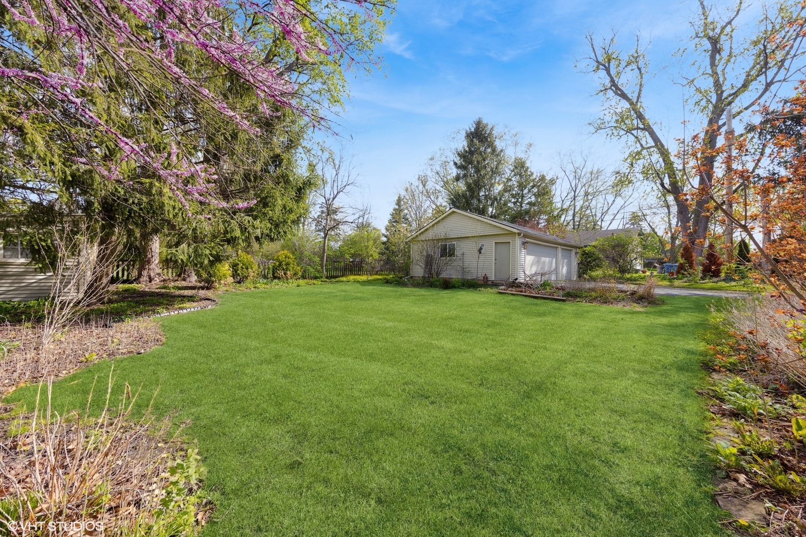 424 Hill Street Downers Grove, IL 60515 - Photo 14 of 19 a house view with garden space