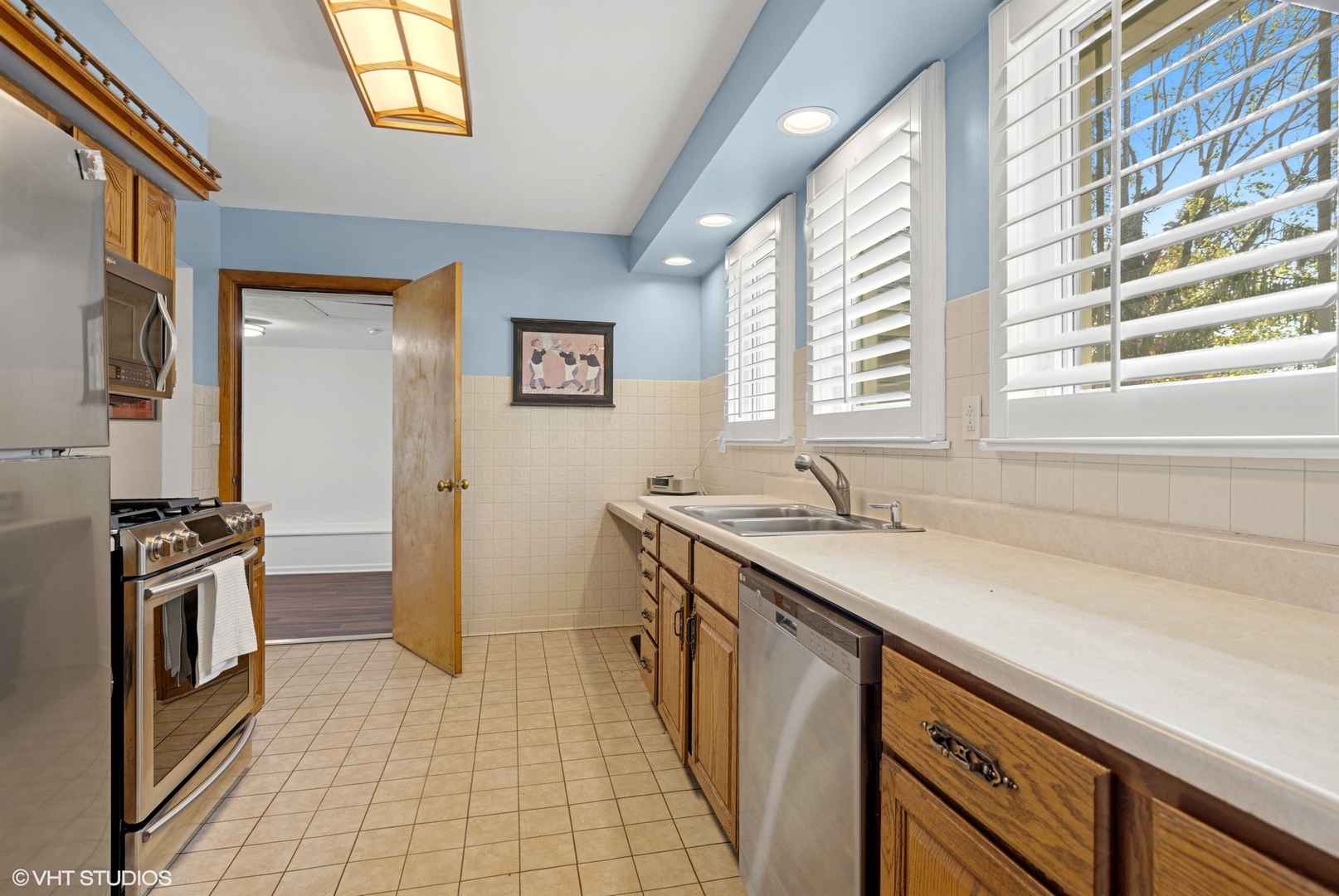 424 Hill Street Downers Grove, IL 60515 - Photo 5 of 19 a kitchen with a sink stove and refrigerator