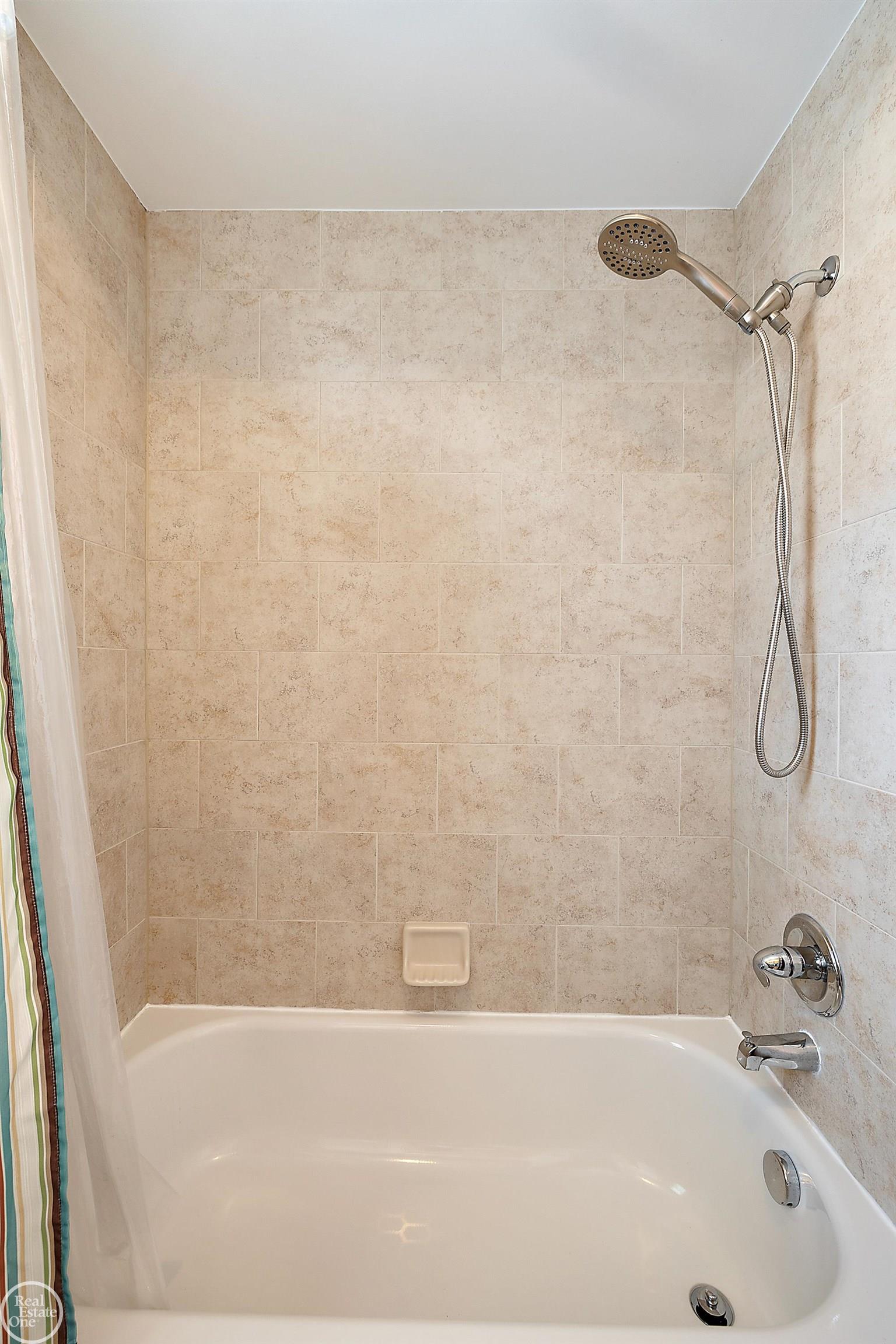 16389 Moore Park Road Macomb, MI 48044 - Photo 35 of 57 50110602-34.JPG