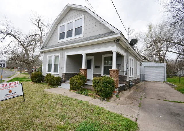 $1,475 | 407 North Chappell Hill Street, Brenham, TX 77833