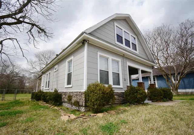 $1,475 | 407 North Chappell Hill Street, Brenham, TX 77833