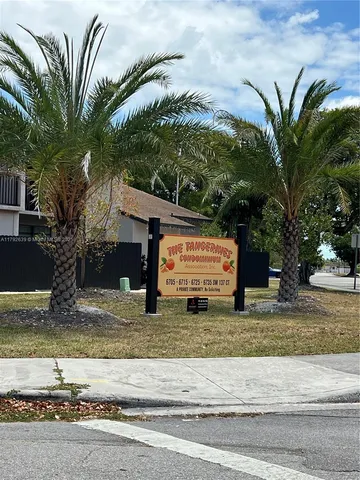 a view of a entrance gate of the house