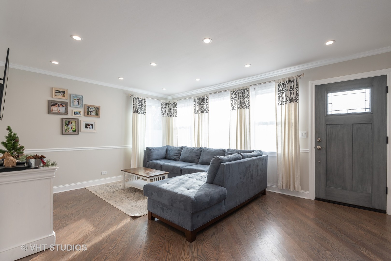 7136 Beckwith Road Morton Grove, IL 60053 - Photo 3 of 12 Gallery Image 3