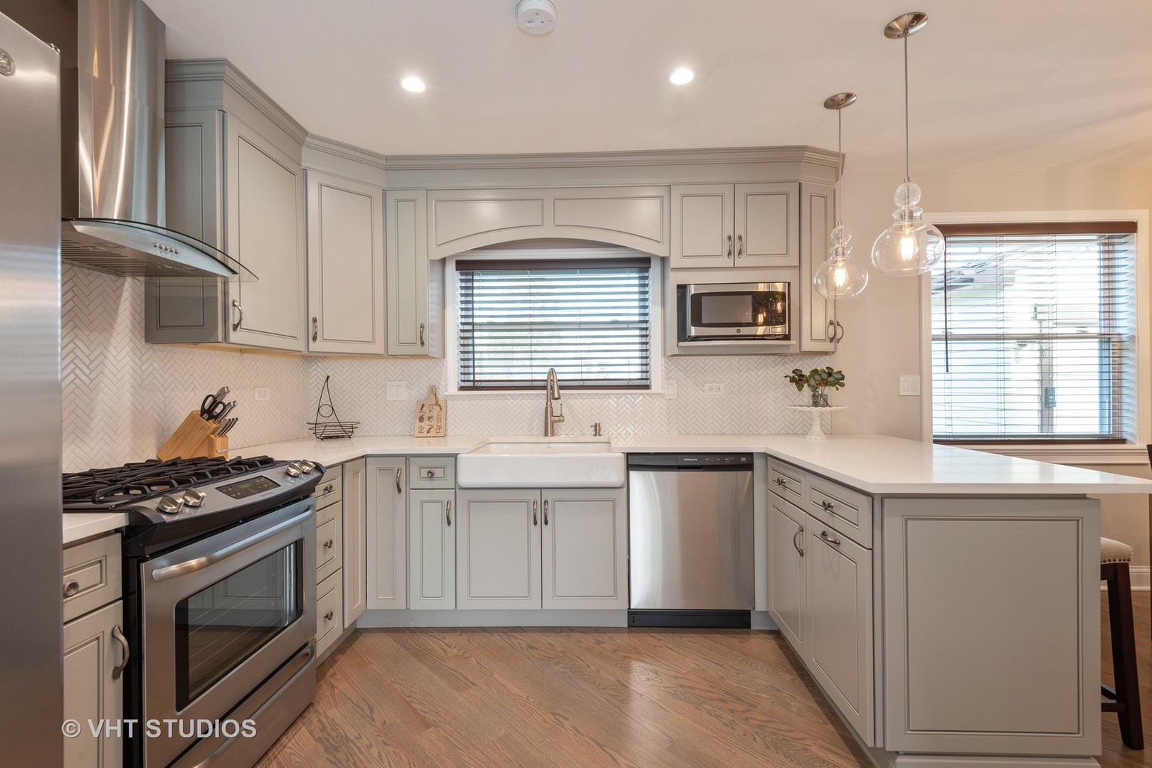 7136 Beckwith Road Morton Grove, IL 60053 - Photo 4 of 12 Gallery Image 4