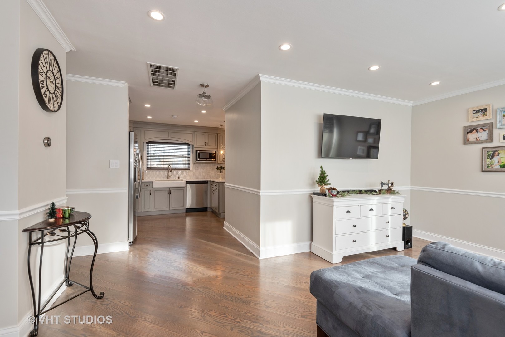 7136 Beckwith Road Morton Grove, IL 60053 - Photo 7 of 12 Gallery Image 7