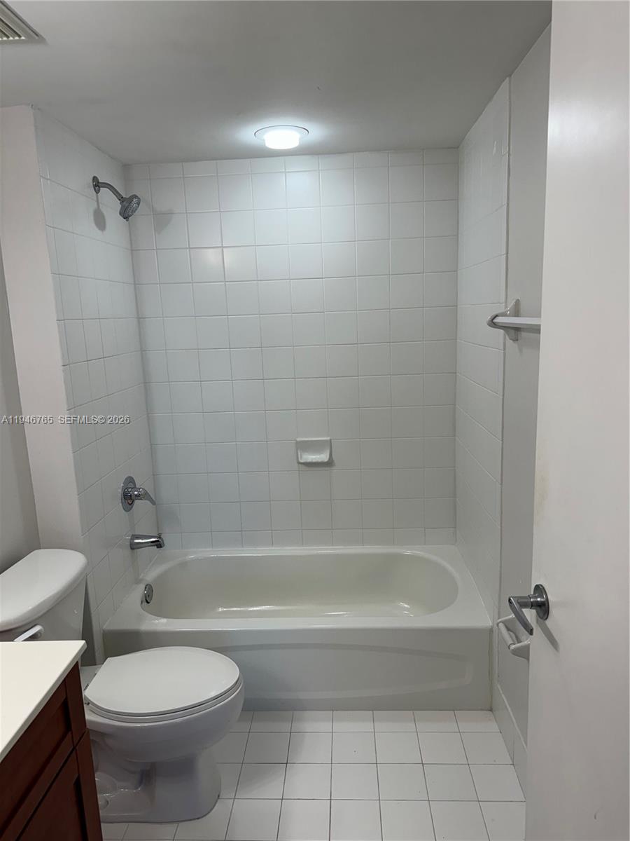 36 Northwest 6th Avenue, Unit 1106 Miami, FL 33128 - Photo 17 of 34 a bathroom with a bathtub and a toilet