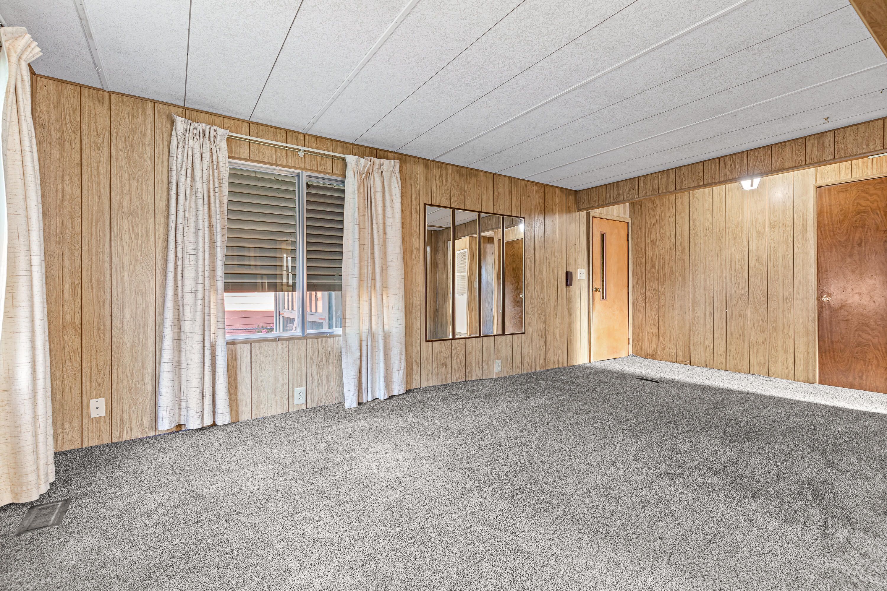 421 Stevens Road, Unit 21 Eagle Point, OR 97524 - Photo 6 of 25 9R9A2468