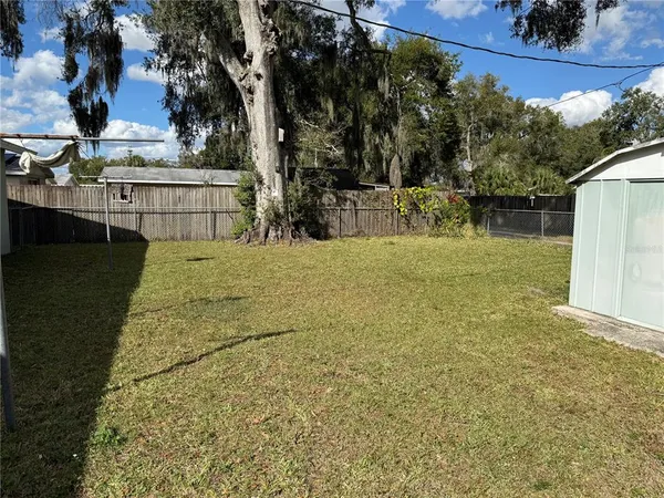 a view of a backyard