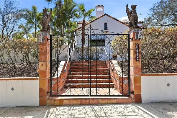 a view of entryway with a front door
