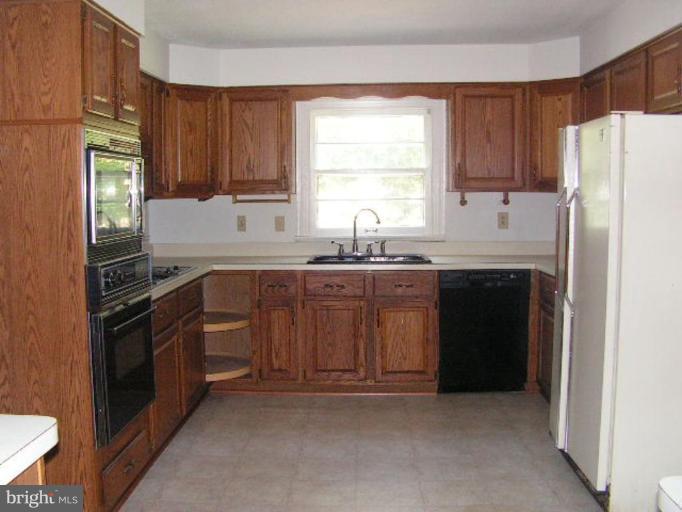 16377 Forrest Road King George, VA 22485 - Photo 6 of 13 Kitchen