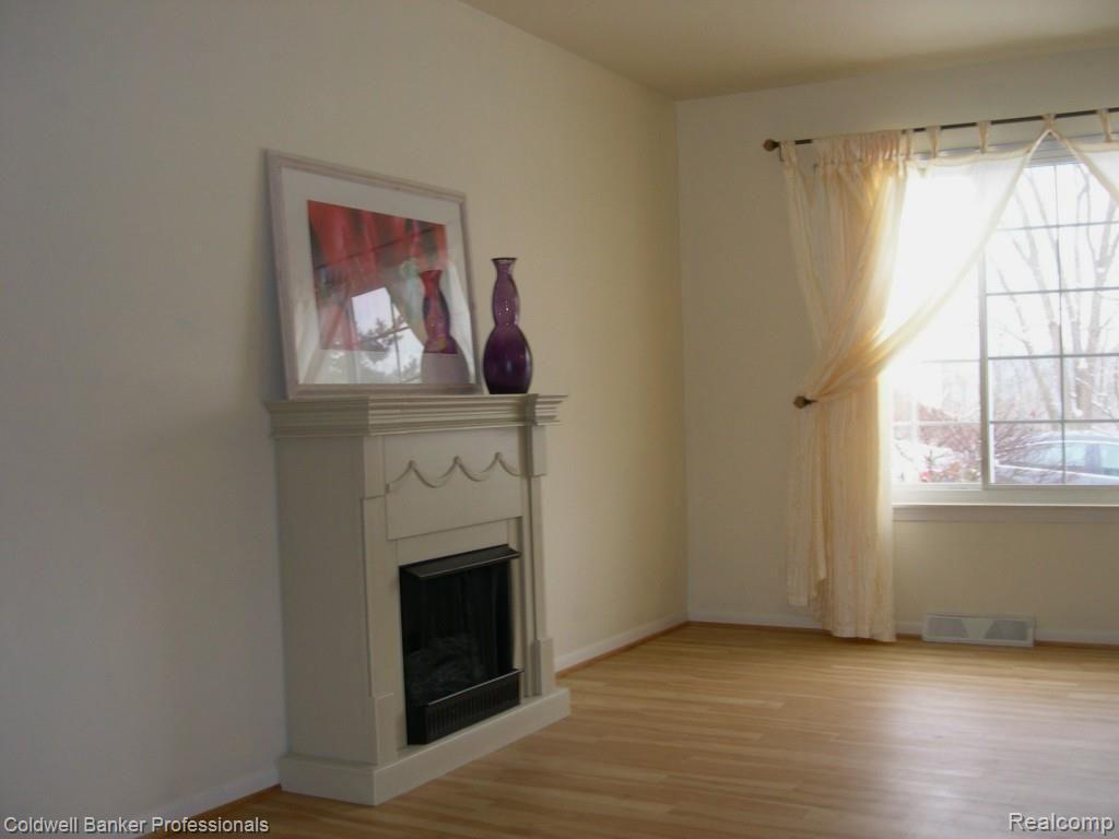423 Baldwin Avenue, Unit 17 Rochester, MI 48307 - Photo 3 of 13 Living Room.jpg
