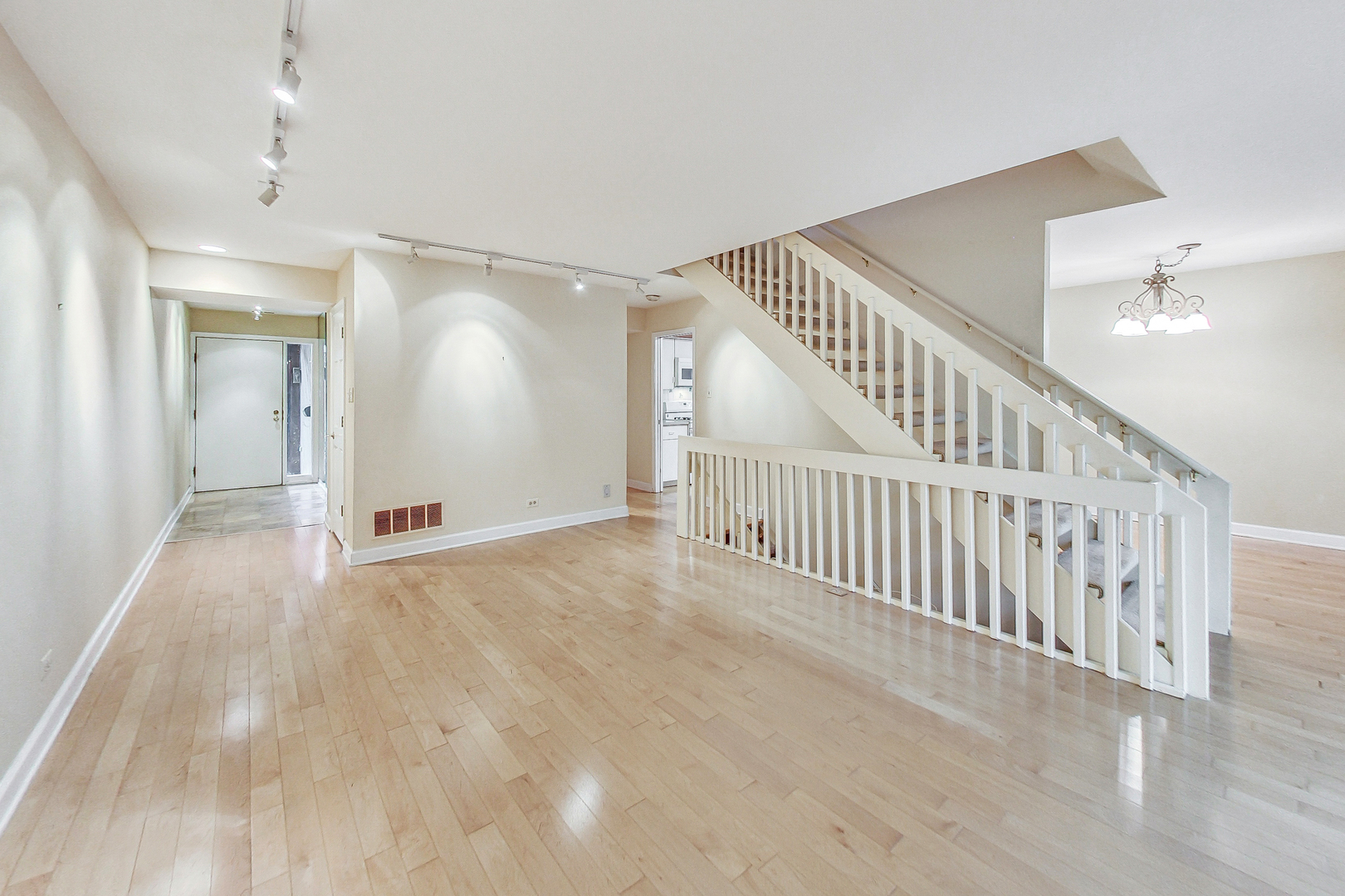 1625 Winnetka Road Glenview, IL 60025 - Photo 9 of 40 Gallery Image 9