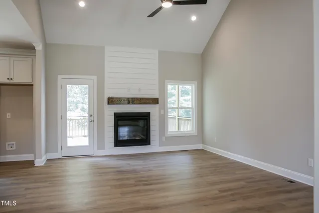 a view of a house with backyard