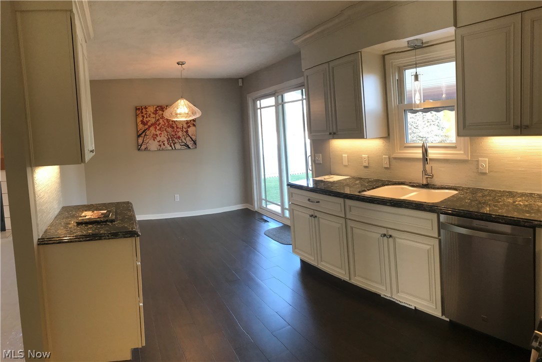 5933 Oak Point Road Lorain, OH 44053 - Photo 5 of 30 Gallery Image 5