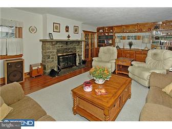 2533 Walton Road Huntingdon Valley, PA 19006 - Photo 6 of 12 Living Room