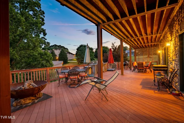 $1,750,000 | 21580 Moonlight Bay Road, Abingdon, VA 24211