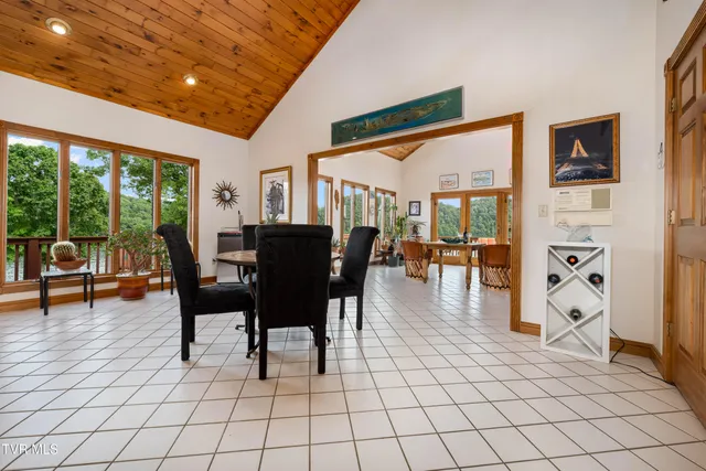 $1,750,000 | 21580 Moonlight Bay Road, Abingdon, VA 24211