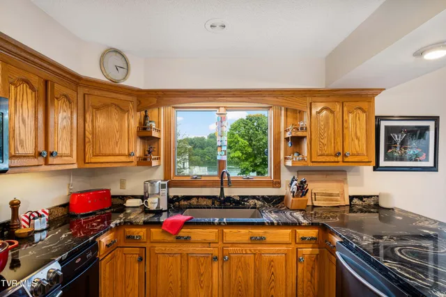 $1,750,000 | 21580 Moonlight Bay Road, Abingdon, VA 24211