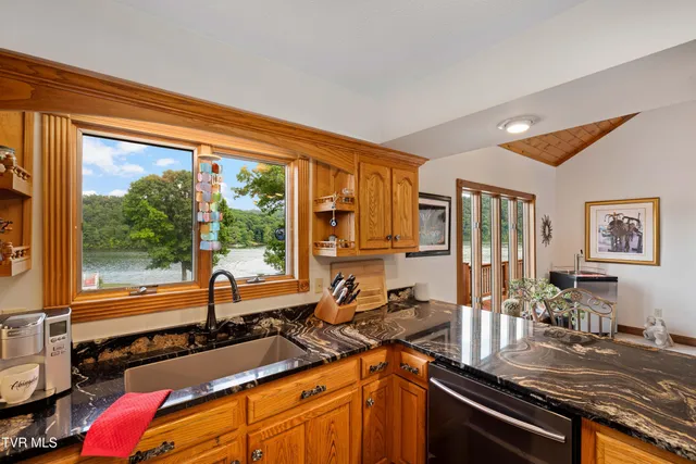 $1,750,000 | 21580 Moonlight Bay Road, Abingdon, VA 24211