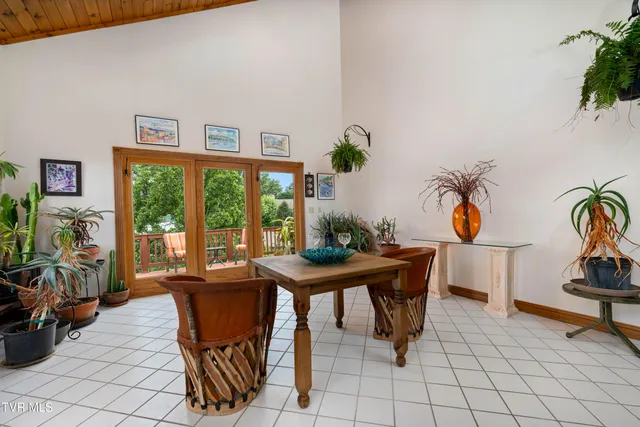 $1,750,000 | 21580 Moonlight Bay Road, Abingdon, VA 24211