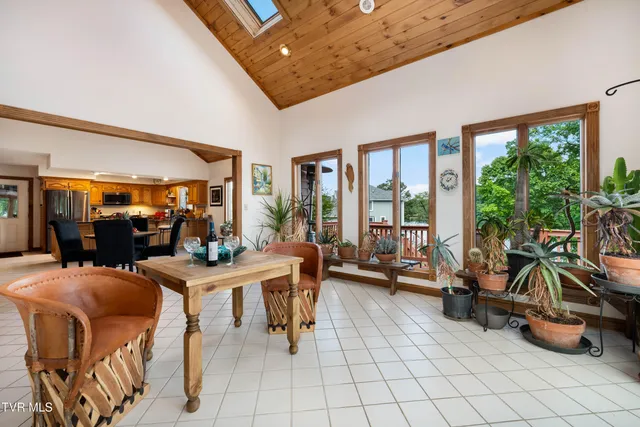 $1,750,000 | 21580 Moonlight Bay Road, Abingdon, VA 24211