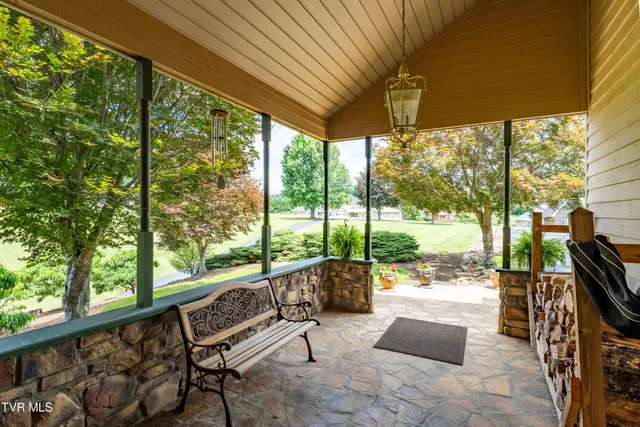 $1,750,000 | 21580 Moonlight Bay Road, Abingdon, VA 24211