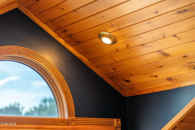 $1,750,000 | 21580 Moonlight Bay Road, Abingdon, VA 24211