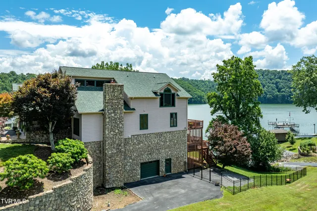 $1,750,000 | 21580 Moonlight Bay Road, Abingdon, VA 24211