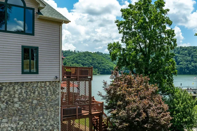 $1,750,000 | 21580 Moonlight Bay Road, Abingdon, VA 24211