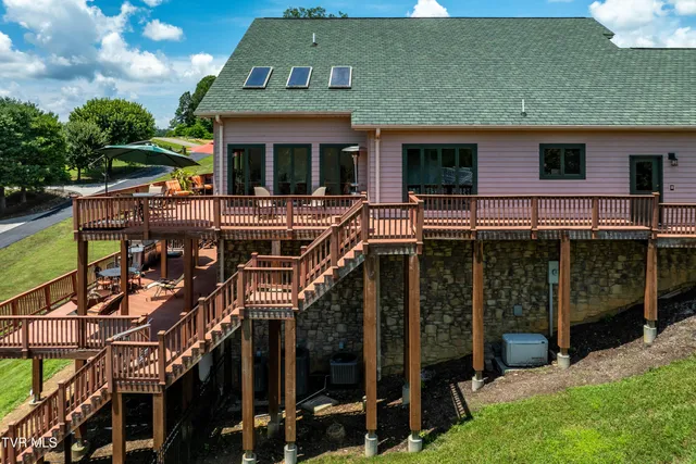 $1,750,000 | 21580 Moonlight Bay Road, Abingdon, VA 24211