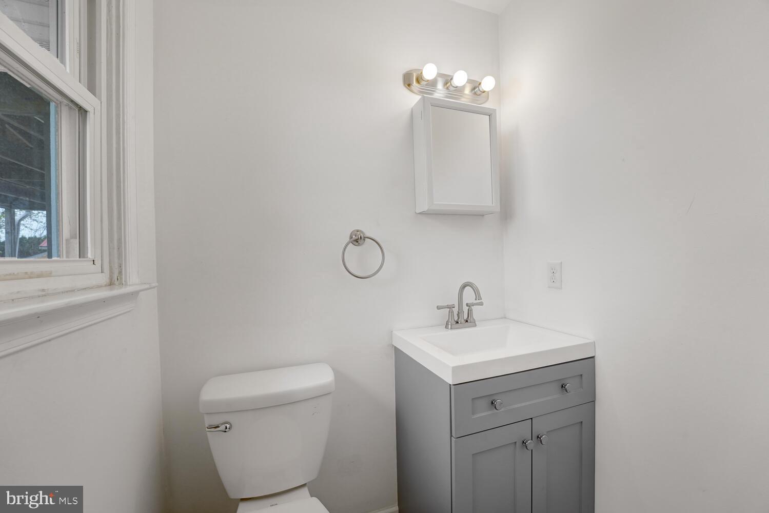1003 Georgetown Road Paradise, PA 17562 - Photo 19 of 37 Updated Powder Room
