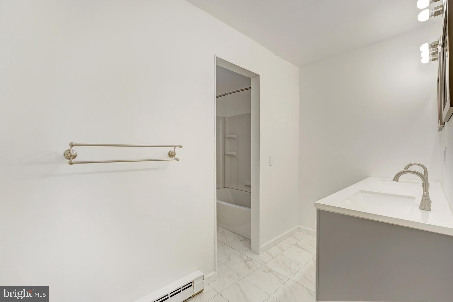 1003 Georgetown Road Paradise, PA 17562 - Photo 21 of 37 Updated Full Bathroom