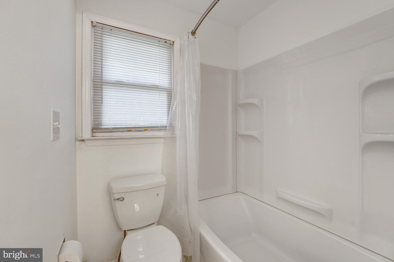 1003 Georgetown Road Paradise, PA 17562 - Photo 23 of 37 Updated Full Bathroom