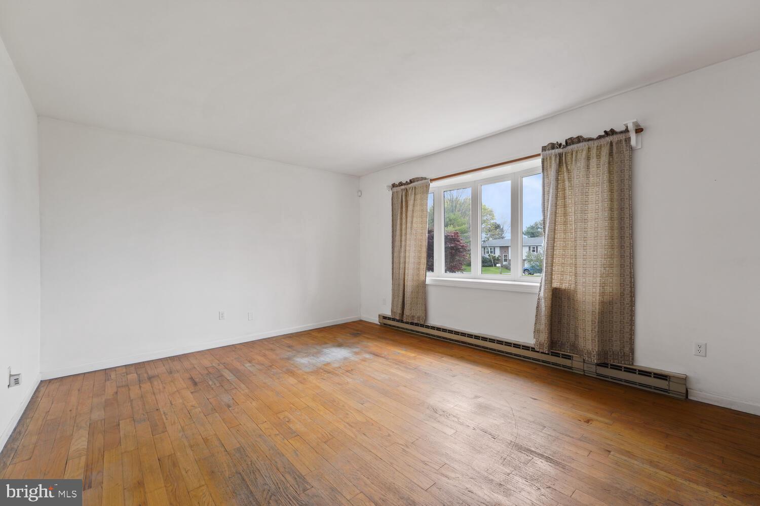 1003 Georgetown Road Paradise, PA 17562 - Photo 8 of 37 Living Room