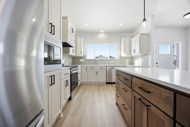 $699,900 | 7448 16th Street South, Fargo, ND 58104