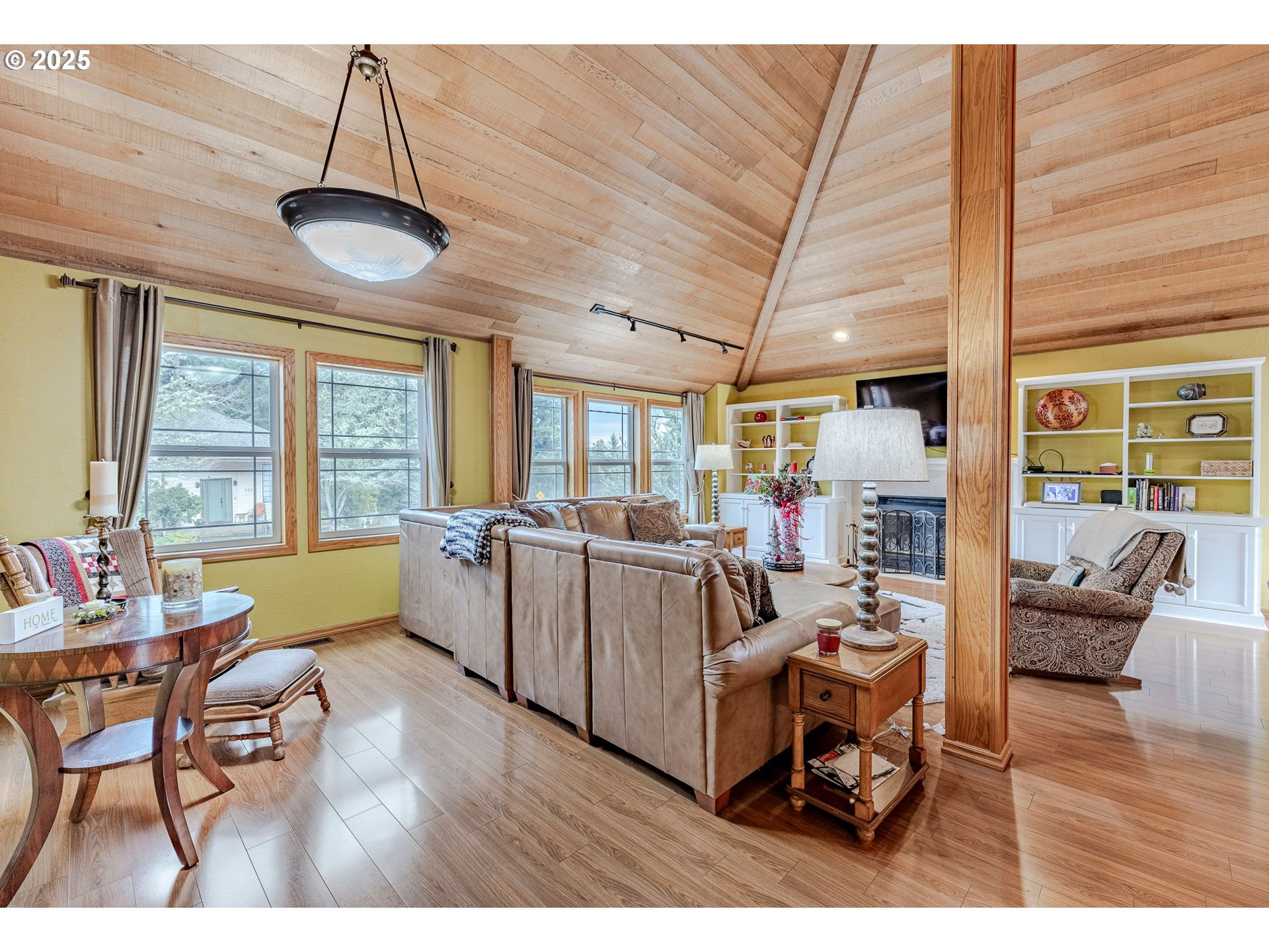 1710 White Oak Drive Eugene, OR 97405 - Photo 12 of 45 a living room with furniture and a large window
