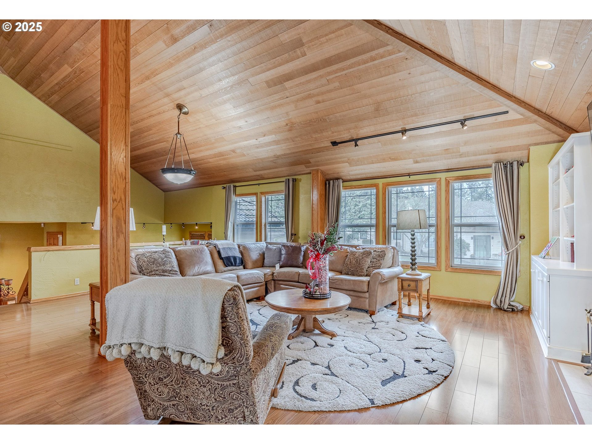 1710 White Oak Drive Eugene, OR 97405 - Photo 14 of 45 a living room with furniture and a large window