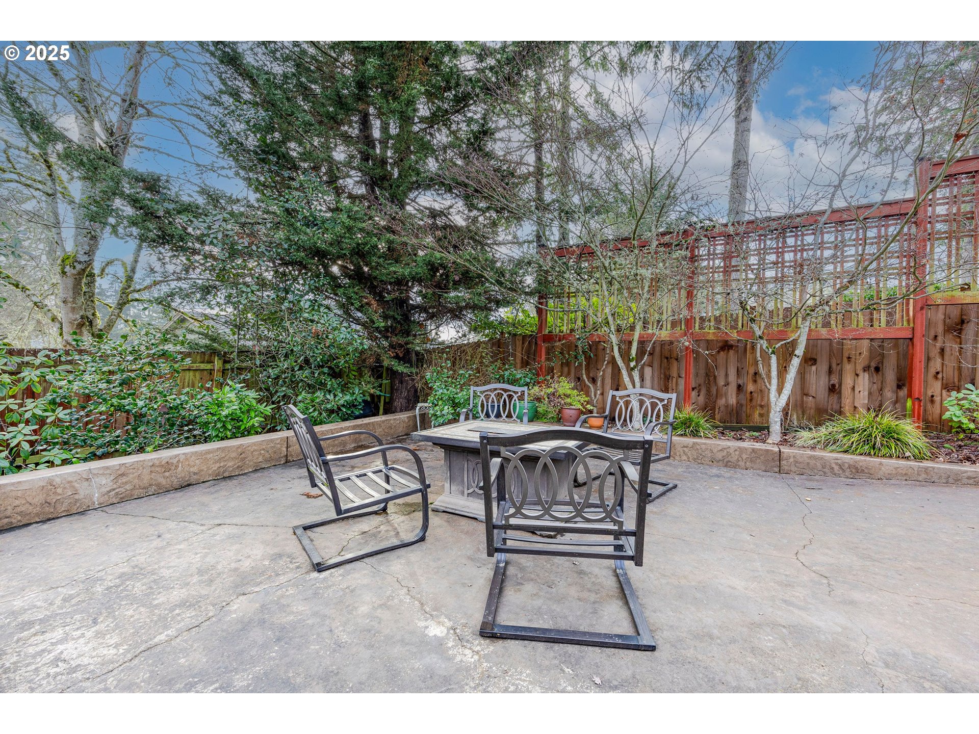 1710 White Oak Drive Eugene, OR 97405 - Photo 25 of 45 a backyard of a house with table and chairs