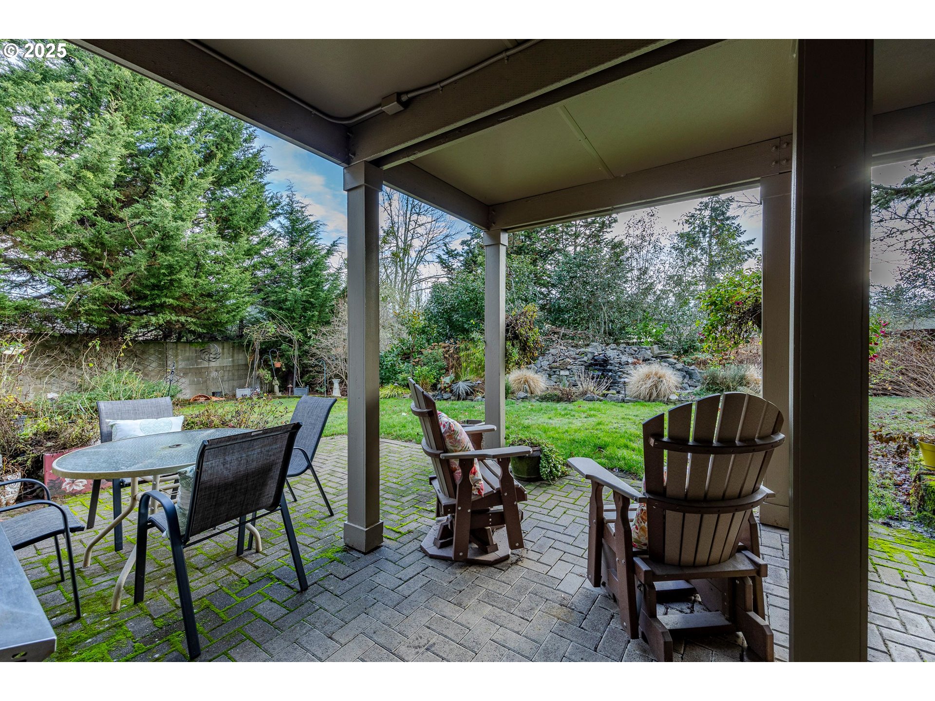 1710 White Oak Drive Eugene, OR 97405 - Photo 32 of 45 a view of chairs and table in the patio